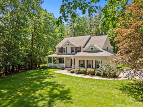 7 Kashmir Dr, Salem, NH 03079-1536
