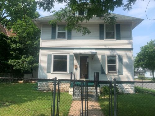 1453 Charles St, La Crosse, WI 54603-2405