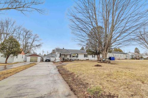 914 35th St, Manitowoc, WI 54220-4702