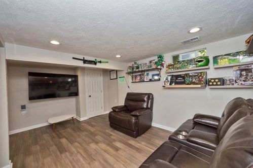 2187 Garrick Dr, Pittsburgh PA  15235-5034 exterior