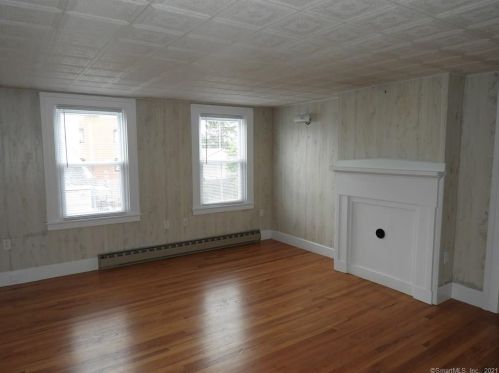 36 Pleasant St, Groton, CT 06340-3908