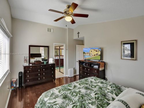 1282 192 Ave, Hollywood FL 33029-5823 exterior