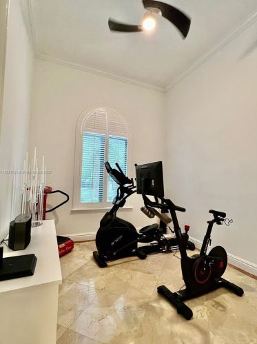 8625 169th Ter, Hialeah FL  33016-6158 exterior