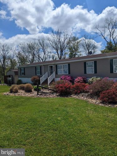 421 Meadow Ln, Shermansdale, PA 17090-8521
