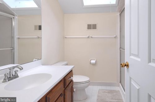 16 Hunters Cir, Lebanon NJ  08833-4395 exterior