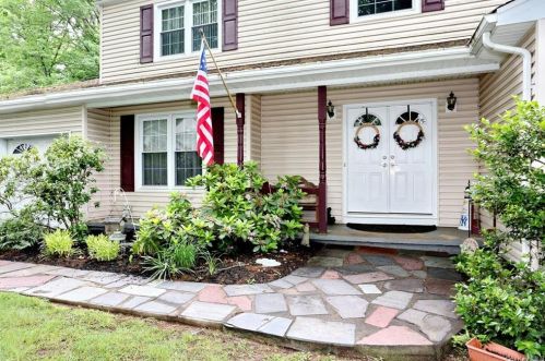 13 Burlington Ave, Airmont, NY 10901-7426