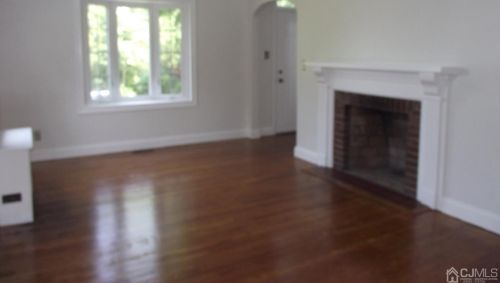 26 Logan Ln, Piscataway, NJ 08854-5804