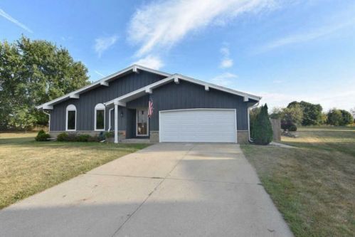 123 Carpenter Ct, Mukwonago, WI 53149-1703