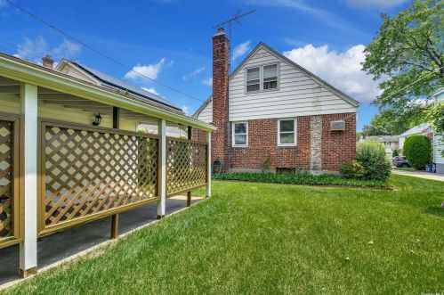 138 Wilton St, New Hyde Park NY  11040-3832 exterior