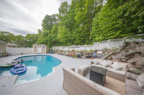 22 Devonshire Dr, Waterford CT  06385-1702 exterior