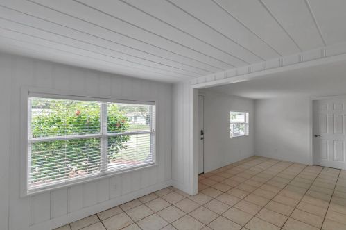 5461 43rd Ter, Saint Petersburg FL  33714-3624 exterior