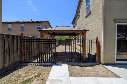 17122 Pacific Oak Ln, Lathrop CA  95330-8526 exterior