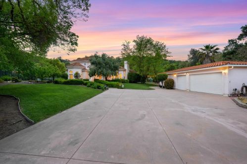1190 Llagas Rd, Morgan Hill, CA 95037-9459