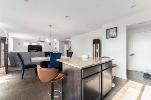 833 Cranberry Dr, Pataskala, OH 43062