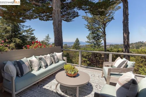 6361 Ascot Dr, Oakland CA 94611-1710 exterior