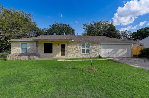 2709 Fairway Dr, Fort Worth, TX 76119-3205
