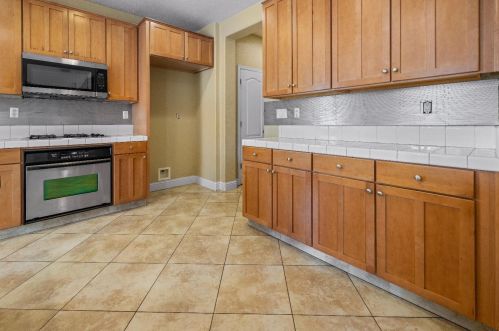 576 Bramblewood Ave, Lathrop CA 95330-9370 exterior