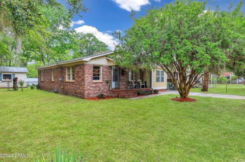 1806 Hogarth St, Beaufort, SC 29902-3733