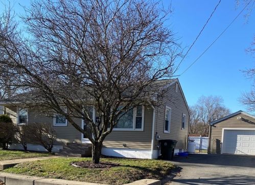 9 Kennington Ave, Coventry, RI 02816-5357
