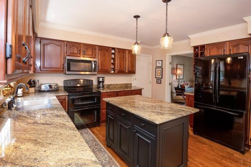 3321 Hammersmith Ln, Cincinnati OH 45248-2874 exterior