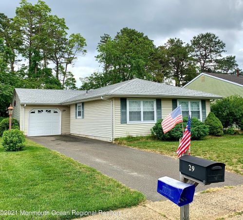 29 Mariner Pl, Bricktown, NJ 08723-7206