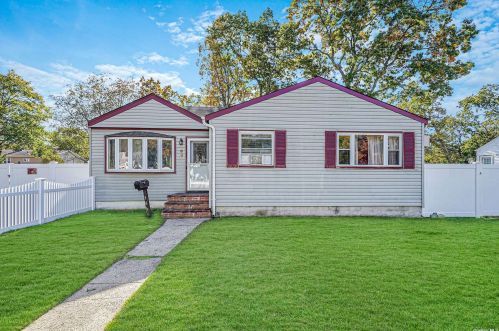 186 Parkway Blvd, Wheatley Heights, NY 11798-4306