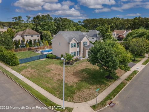 3 Mackenzie Rd, Tinton Falls, NJ 07724-2458