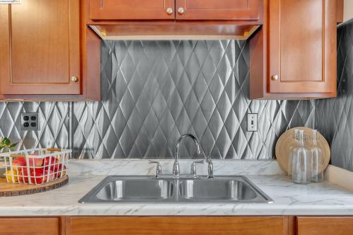 1042 Foothill Blvd, Oakland CA  94606-3016 exterior