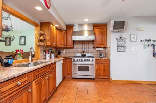 2111 Skipper Ct, North Bellmore NY  11710-3011 exterior