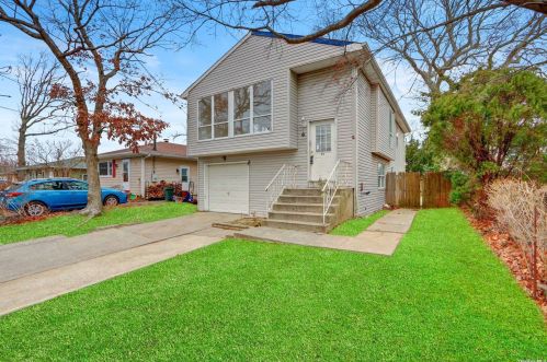 31 Whitestone Rd, Scotts Beach, NY 11789-2812