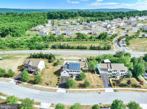 7207 Royal Oak Dr, Harrisburg PA 17112-8837 exterior