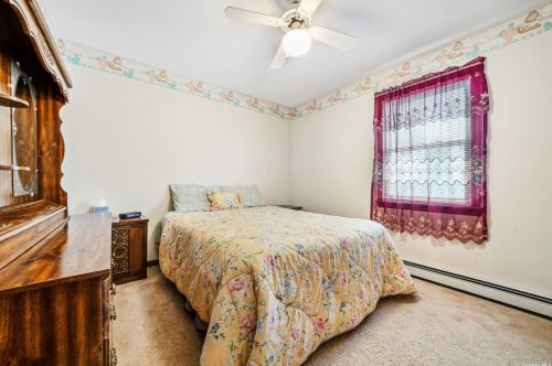 24 Gary St, North Lindenhurst NY  11757-3842 exterior