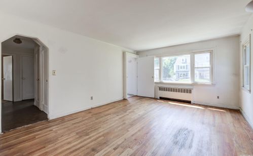 105 Renison Dr, Westbury NY  11590-1036 exterior