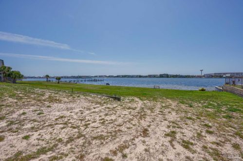 300 Miracle Strip Pkwy, Fort Walton Beach FL  32548-5201 exterior