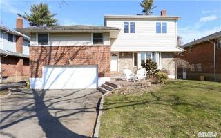 68 Birchwood Park Dr, Syosset, NY 11791-6406