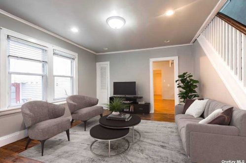 43 Lewis Ave, New Hyde Park, NY 11040-4863