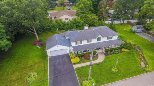 58 Tyler Ave, Scotts Beach, NY 11789-2637
