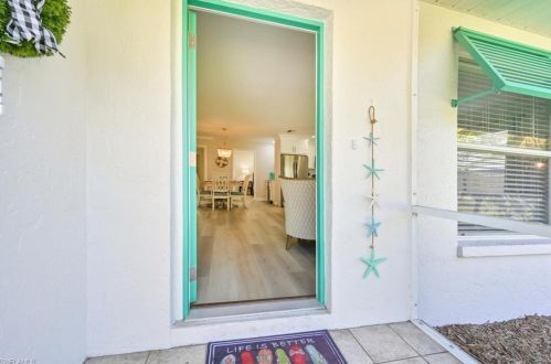 864 110th Ave, Naples FL  34108-1822 exterior
