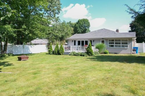 61 Brackenridge Dr, Waterbury, CT 06706-2806