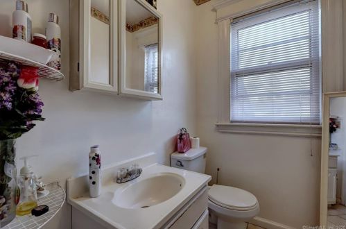 76 Savoy St, Bridgeport CT 06606-4122 exterior