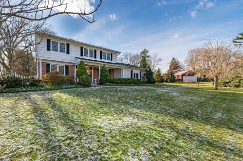8 Edgewood Rd, Crotonville, NY 10562-2703