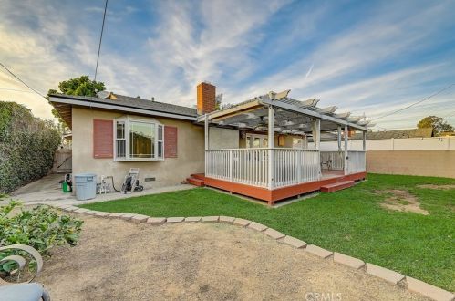 820 Stevely Ave, Long Beach CA 90815-3557 exterior