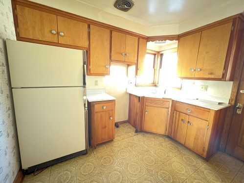 508 Oak Park Ct, Milwaukee, WI 53214-1922