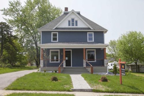 206 8th St, Mount Horeb, WI 53572-2319