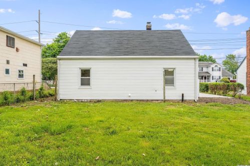 820 County Line Rd, Amityville NY  11701-1752 exterior