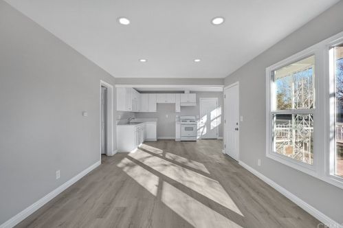 561 Royal Ave, Simi Valley CA  93065-4246 exterior