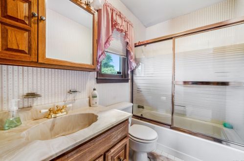 24 Gary St, North Lindenhurst NY  11757-3842 exterior