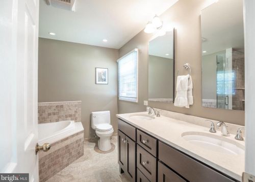 932 Queens Dr, Yardley PA  19067-4528 exterior