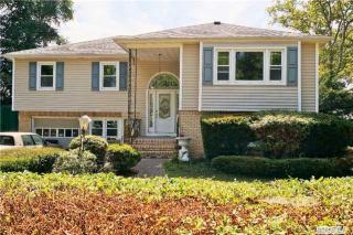 101 Hiawatha Dr, Brightwaters, NY 11718-1805