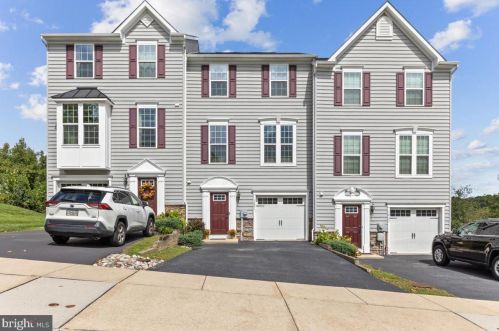 1821 Honeysuckle Ct, Downingtown PA  19335-7202 exterior